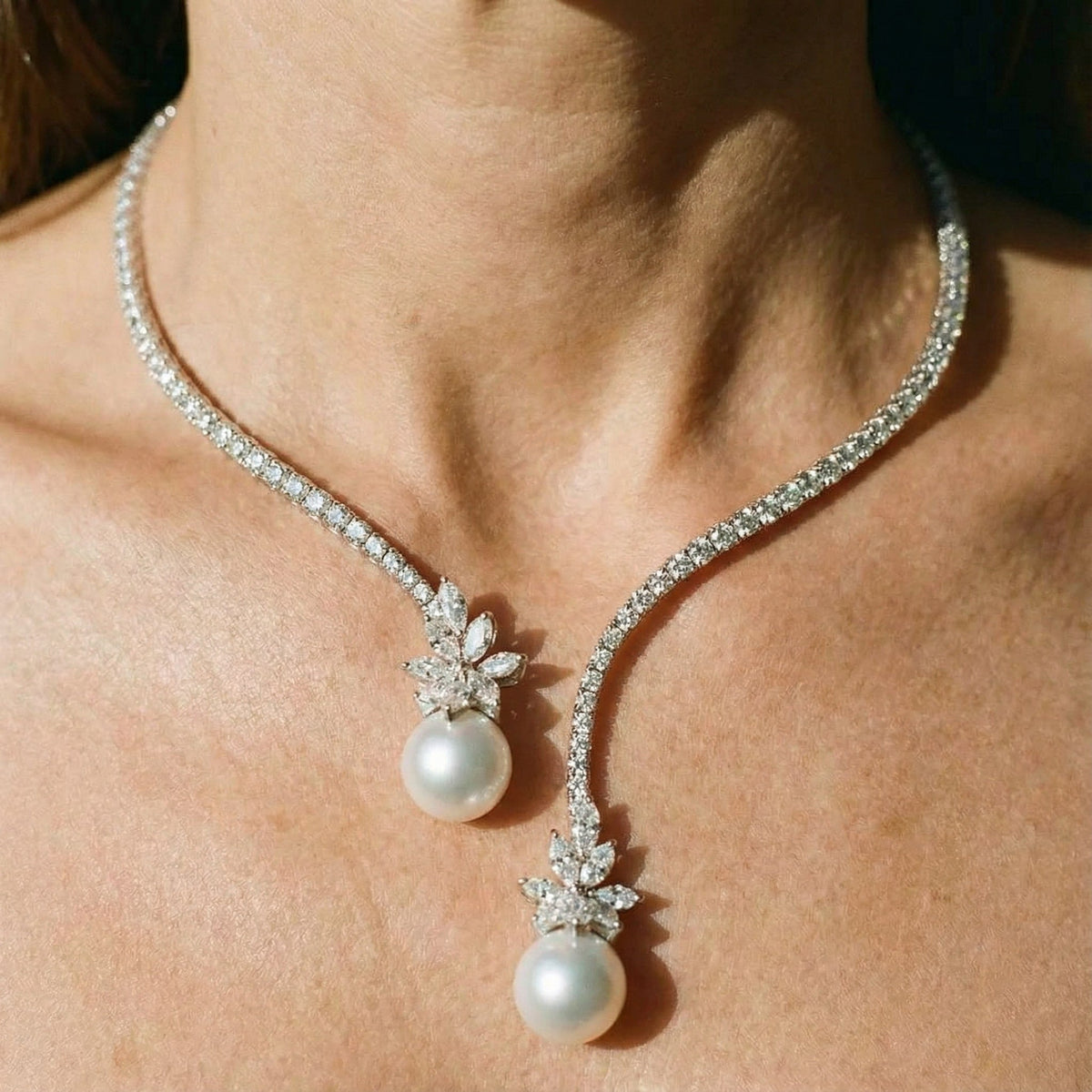 Květomila | Elegantní třpytivý perlový náhrdelník ve stříbrné barvě